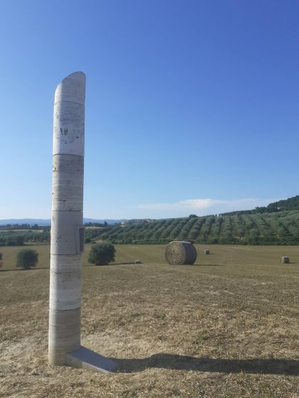 Inaugurata la “Colonna dello sguardo”, nuova opera in travertino di Jean-Paul Philippe nelle Crete senesi