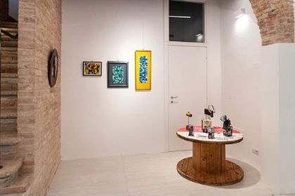 A Palazzo Pretorio gli ‘Sguardi plurali’ di tre artisti locali A Palazzo Pretorio gli ‘Sguardi plurali’ di tre artisti locali