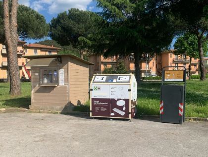 Due raccoglitori per i RAEE, Rifiuti Elettrici ed Elettronici, a Rapolano Terme e Serre di Rapolano