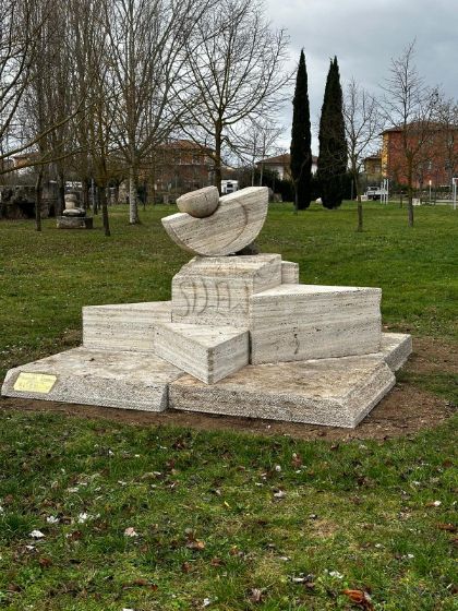 Nuova scultura in travertino nel Parco dell’Acqua fra legame con il territorio e cura degli spazi verdi Nuova scultura in travertino nel Parco dell’Acqua fra legame con il territorio e cura degli spazi verdi