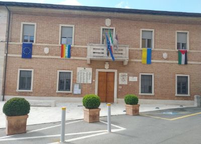 Palazzo comunale con bandiere pace