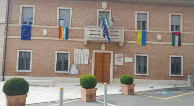 Palazzo comunale con bandiere pace
