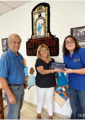 da sinistra Enzo Bracciali, presidente del Settembre rapolanese; Gianna Trapassi, vicesindaca di Rapolano Terme e l'artista